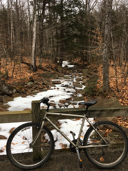 Photo bike leaning against bridge railing